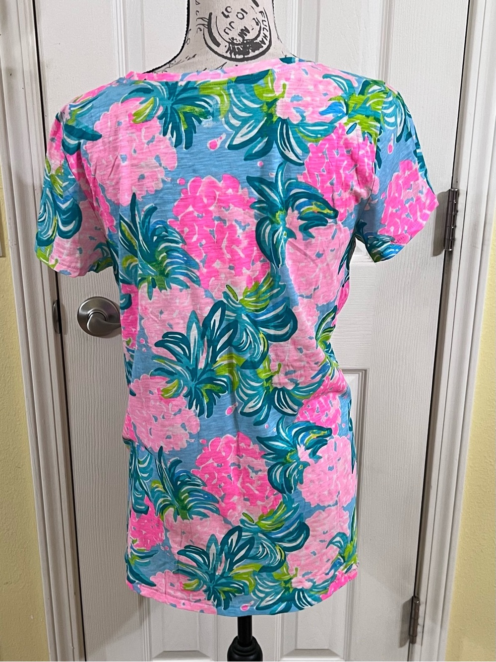 NWOT- Lilly Pulitzer Etta V Neck
Top Pineapple Shake - Picture 6 of 8